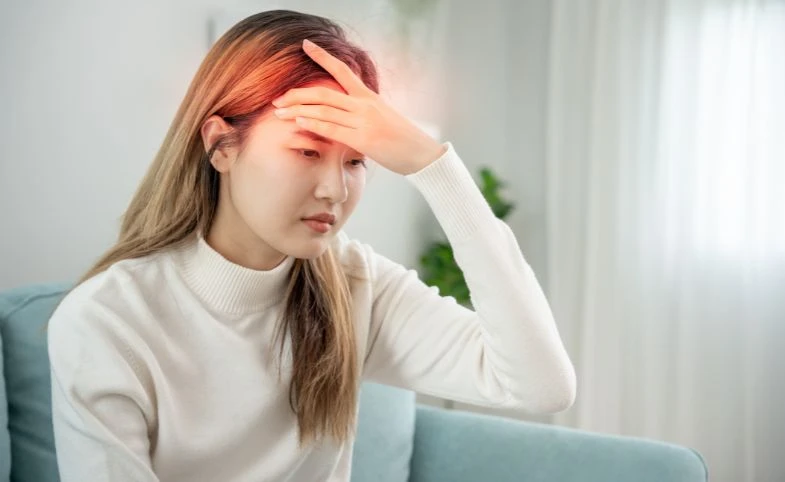 Minum air putih yang cukup setiap hari membantu mencegah kepala pusing akibat dehidrasi